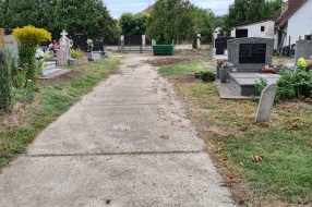 Visoka trava na groblju u Aleksandrovu