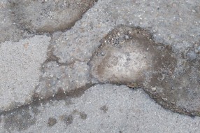 Rupe u Vinodolskoj ulici, ispred ulaza u groblje