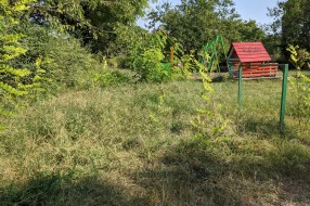 Dečji park u Aleksandrovu zakorovljen