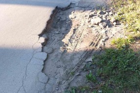 Udarne rupe  sa obe strane puta u ulici Milutina Uskokovića