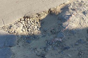 Udarne rupe  sa obe strane puta u ulici Milutina Uskokovića