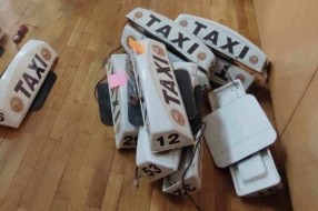 Nezavisni taksisti sa belim taxi tablama grada Subotica