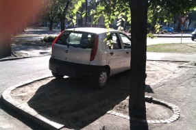 Parkiranje na zelenoj površini (Ulica Petefi Šandora - kod kružnog toka)