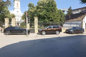 Nekulturno parkiranje kod pravoslavne crkve u centru grada