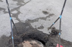 Izvaljena šahta na raskrsnici Žarka Zrenjanina i Atile Jožefa