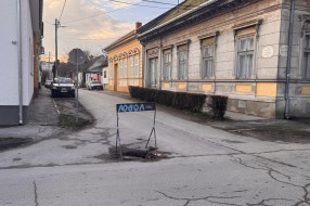 Izvaljena šahta na raskrsnici Žarka Zrenjanina i Atile Jožefa