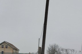 Žice drže banderu (Ulica Radanovac)