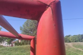 Slomljena konstrukcija koša na igralištu kod Nirvane