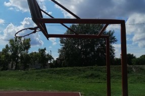 Slomljena konstrukcija koša na igralištu kod Nirvane