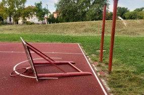 Slomljena konstrukcija koša na igralištu kod Nirvane