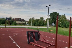 Slomljena konstrukcija koša na igralištu kod Nirvane