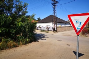 Zapuštena kuća, neprohodan trotoar, nepregledna i nebezbedna raskrsnica (Mohačka ulica)