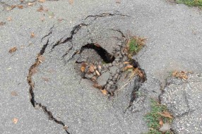 Rupa na putu na uglu Praške i Stipe Grgića