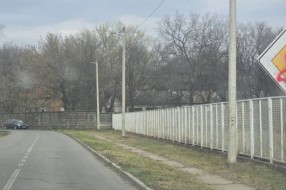 Zarastao trotoar iza Medicinske škole