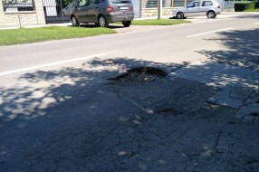 Izvorska ulica - rupe na putu