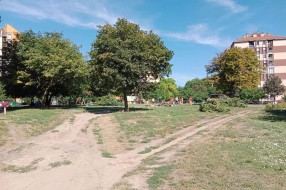 Uklanjanje igrališta na Prozivci zbog probijanja ulice usled izgradnje zgrade