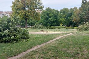 Uklanjanje igrališta na Prozivci zbog probijanja ulice usled izgradnje zgrade