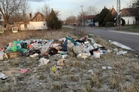 Deponija kraj puta u Srpskom šoru