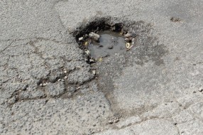 Veća udarna rupa u ulici Jovana Mikića