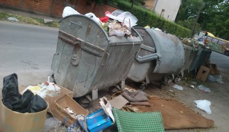 Svakodnevna deponija u ulici Bože Šarčevića