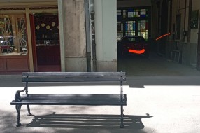 Klupa delimično zaklanja ulaz u prolaz (Štrosmajerova ulica)