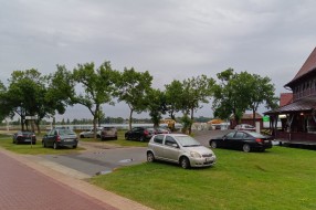 Parkiranje uz obalu jezera, na travi