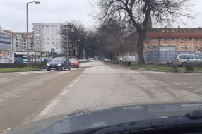 Rasuta zemlja po Ulici braće Radić, opasna za saobraćaj