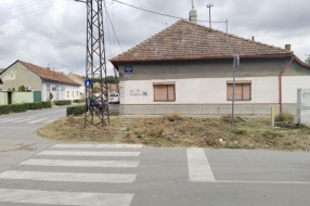 Korov, smeće i suva trava na javnoj površini (na uglu Evgenija Kumičića i Jo Lajoša)