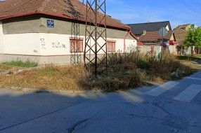 Korov, smeće i suva trava na javnoj površini (na uglu Evgenija Kumičića i Jo Lajoša)