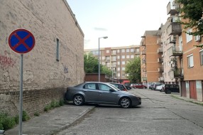 Nepropisno parkiranje iza zgrade u Kumičićevoj ulici
