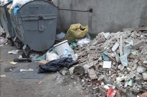 Šut pored komunalnih kontejnera