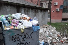 Šut pored komunalnih kontejnera