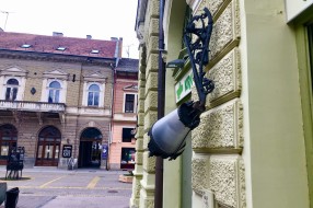 Kandelaber i turistički putokazi