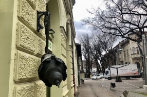 Kandelaber i turistički putokazi