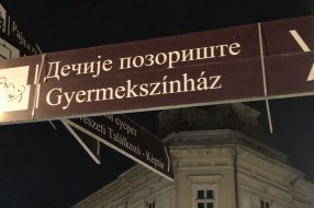 Kandelaber i turistički putokazi