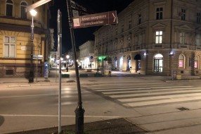 Kandelaber i turistički putokazi