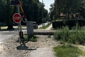 Pešački put za školarce i pešake kod željezničkog prelaza na Paliću