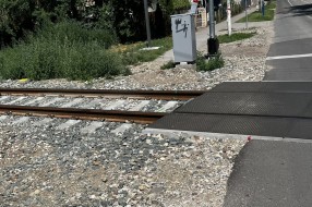 Pešački put za školarce i pešake kod željezničkog prelaza na Paliću