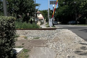 Pešački put za školarce i pešake kod željezničkog prelaza na Paliću