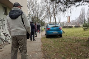 Bahato parkiranje ispred ulaza u Poštu 5