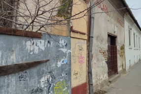 Padaju cigle i crepovi na pešake - Maksima Gorkog 28