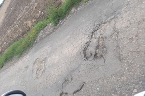 Rupe na putu na deonici Stari Žednik-Đurđin
