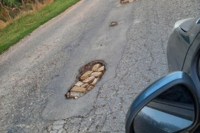 Rupe na putu na deonici Stari Žednik-Đurđin