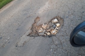 Rupe na putu na deonici Stari Žednik-Đurđin
