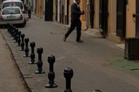 Krađa stubića ispred zgrade Trg Cara Jovana Nenada 11