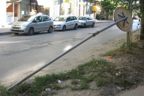 Saobraćajno, ali i ogledalo očiglednog nemara (Ul. Braće Majer)