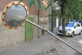 Saobraćajno, ali i ogledalo očiglednog nemara (Ul. Braće Majer)