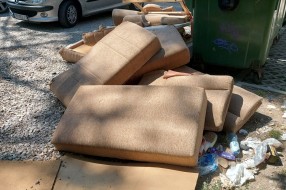 Izbacivanje kabastog otpada pored malih plastičnih komunalnih kontejnera (Tokio)