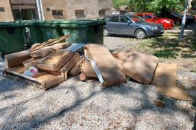 Izbacivanje kabastog otpada pored malih plastičnih komunalnih kontejnera (Tokio)