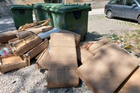 Izbacivanje kabastog otpada pored malih plastičnih komunalnih kontejnera (Tokio)